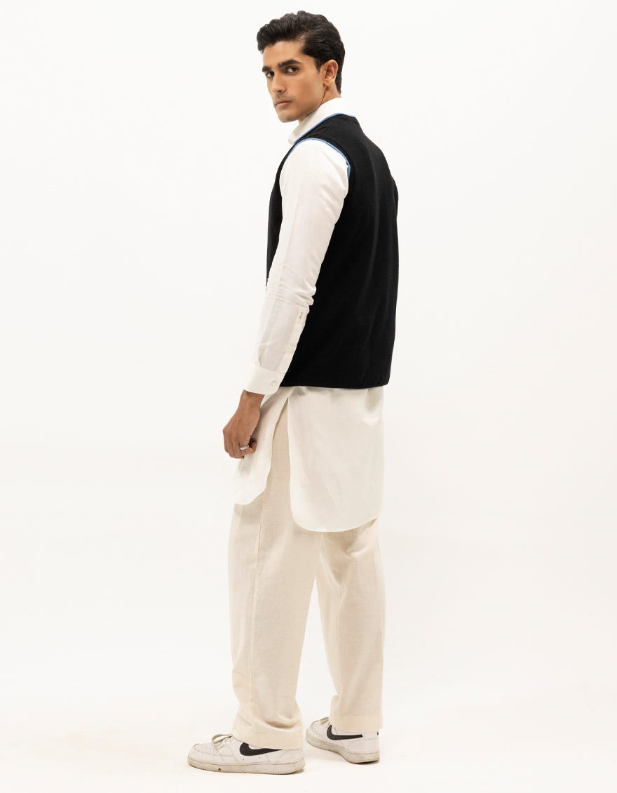 leo-black-sleevless-v-neck-sweater-jjswt0041
